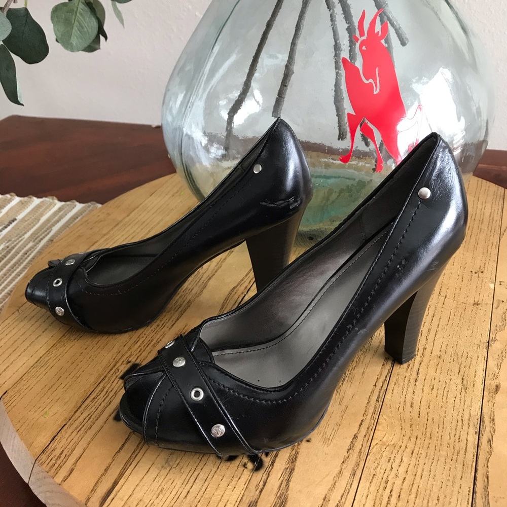Sz 10 Fergalicious black leather pumps